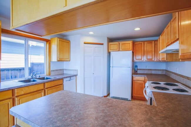 Building Photo - Lovely Mid-Island Home Available August 19th!
