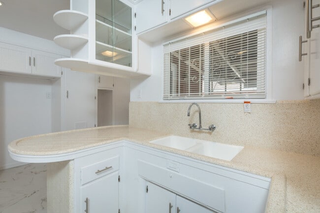 Building Photo - Ladera Heights Duplex