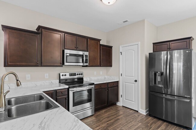 Building Photo - Marshall Farms Townhome Near Piney Green