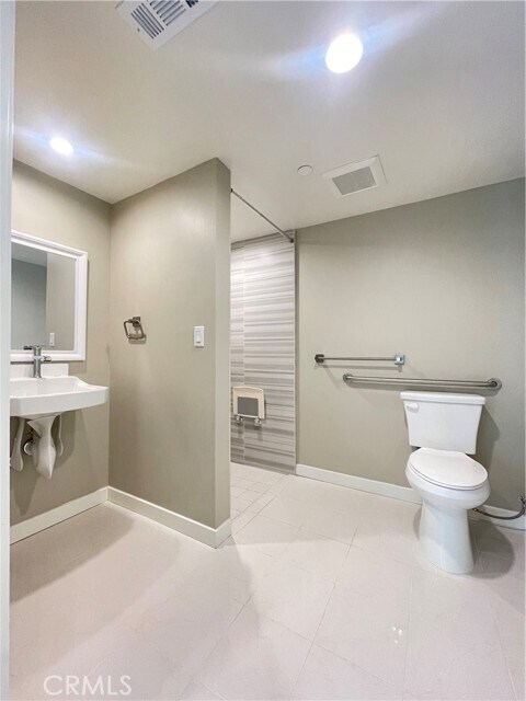 Building Photo - 4251 E Live Oak Ave