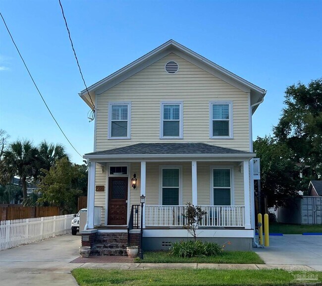 Building Photo - Beautifully renovated downstairs unit!