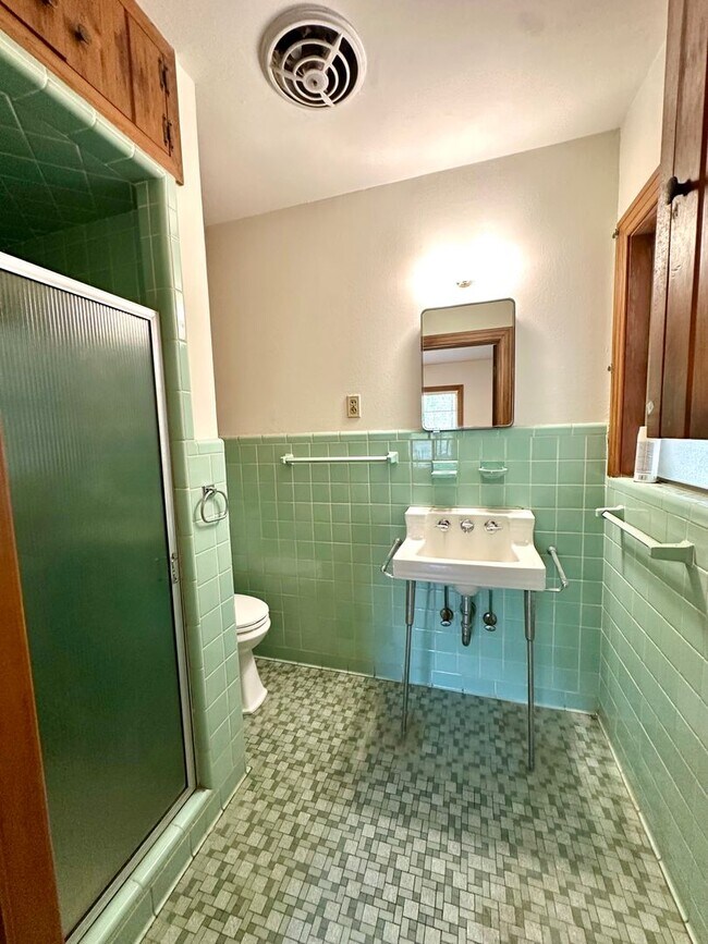 Building Photo - Charming 3-Bedroom, 2-Bathroom, 2,200 Sq. ...