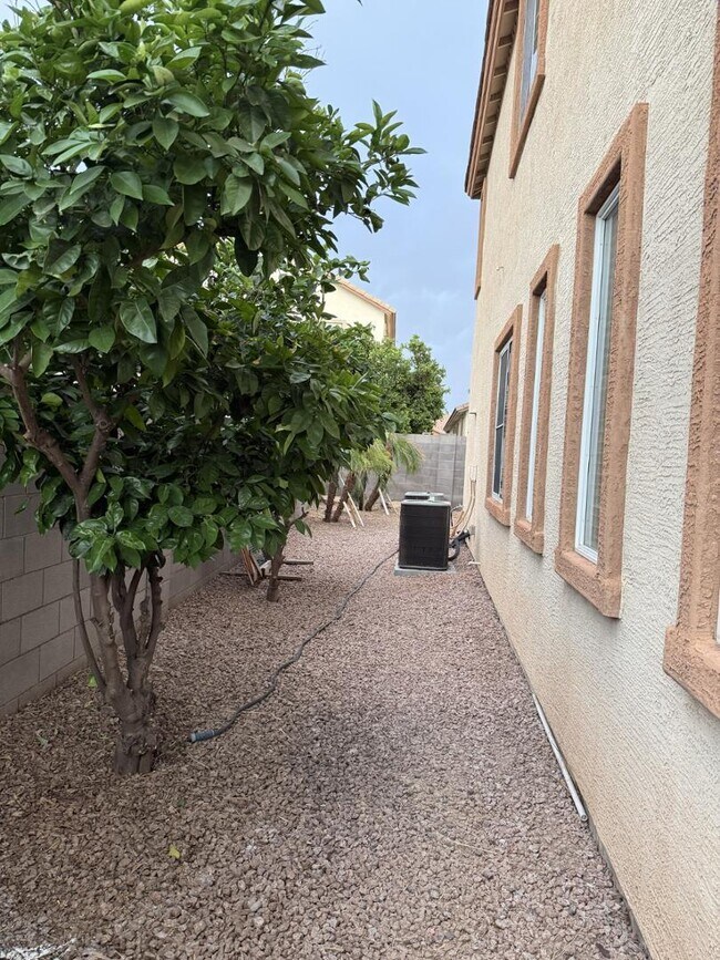 Building Photo - 1235 E Julian Dr