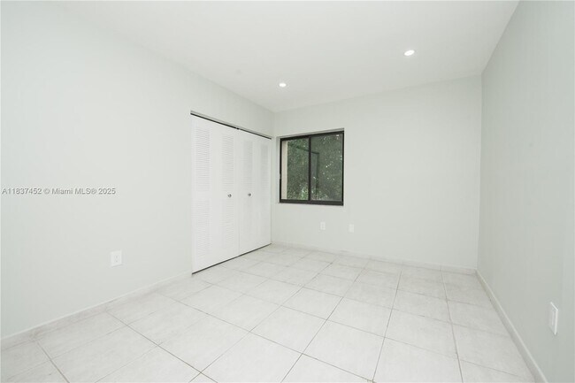 Building Photo - 10945 SW 113th Pl