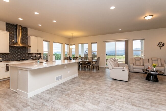 Building Photo - Experience the Perfect Blend of Nature and Luxury!!!