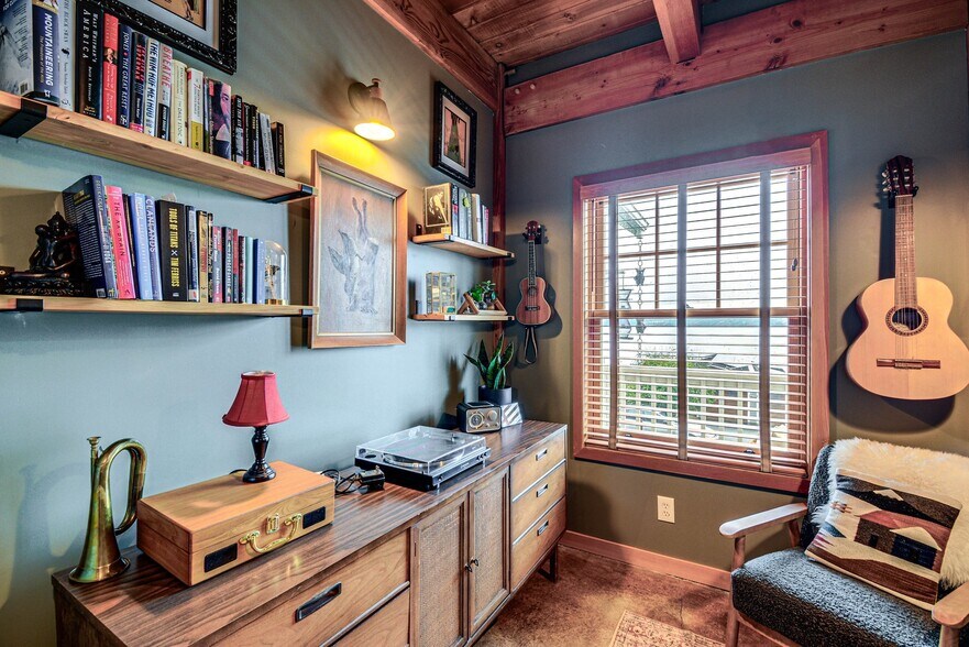 Building Photo - 27555 Sandy Shores Dr SW