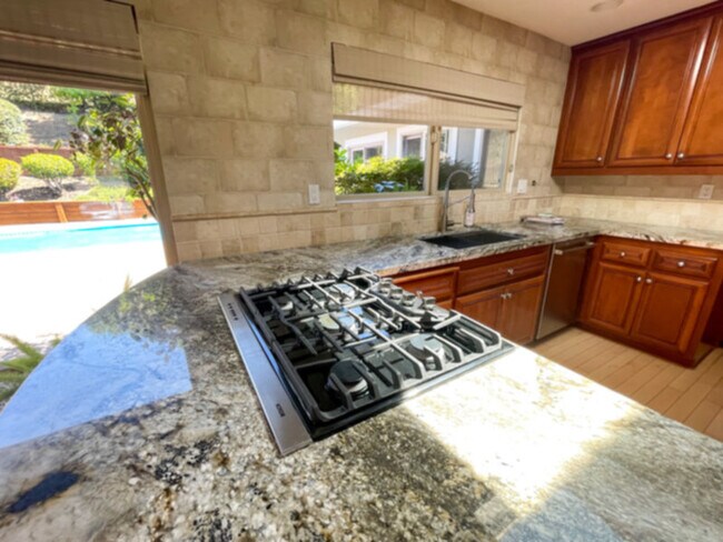 Building Photo - Stunning 3br/2ba TERRA LINDA, POOL, W&amp;...