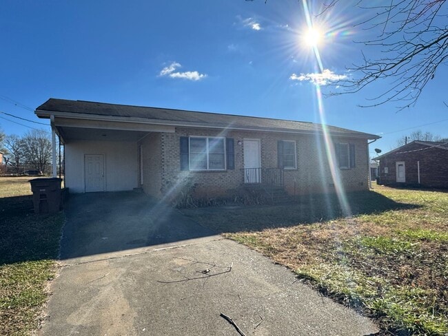 Building Photo - 3/1 in Shelby, NC