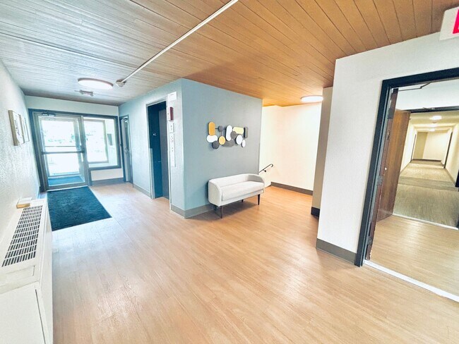 Building Photo - LOCATION LOCATION!  Prime, 1 bed/1 bath Co...