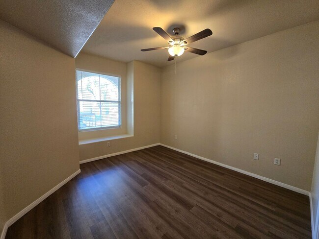 Building Photo - 1 bed, 1 bath condo with 2 car garage!!!