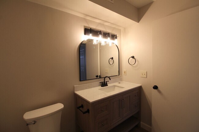 Building Photo - 1112 Blue Ridge Dr
