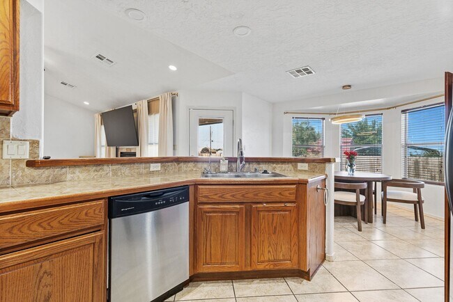 Building Photo - Conveniently located 3 Bedroom with 2 Car Garage
