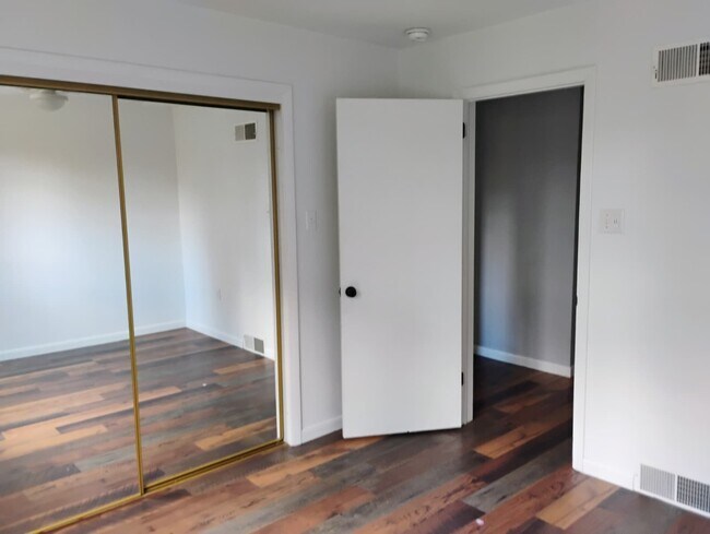 Building Photo - 110 W Fairview St