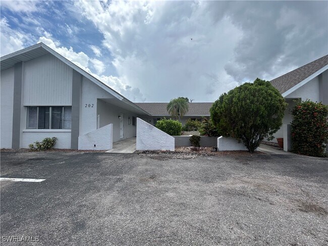 Building Photo - 202 SE 24th Ave