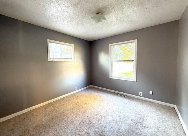 Building Photo - Cozy 3BD, All Main-Floor Living with Large...