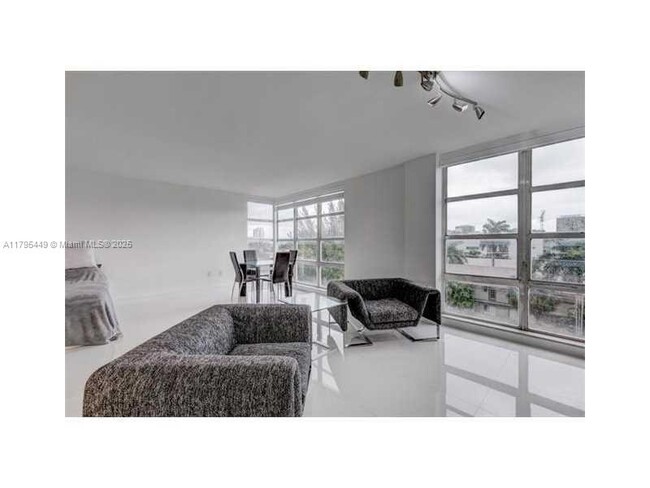 Building Photo - 9800 W Bay Harbor Dr