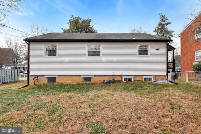 Building Photo - 617 N Wakefield St