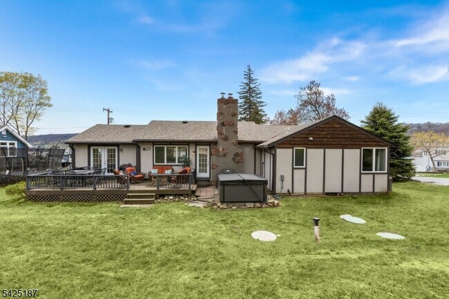 Building Photo - 487 W Shore Trail