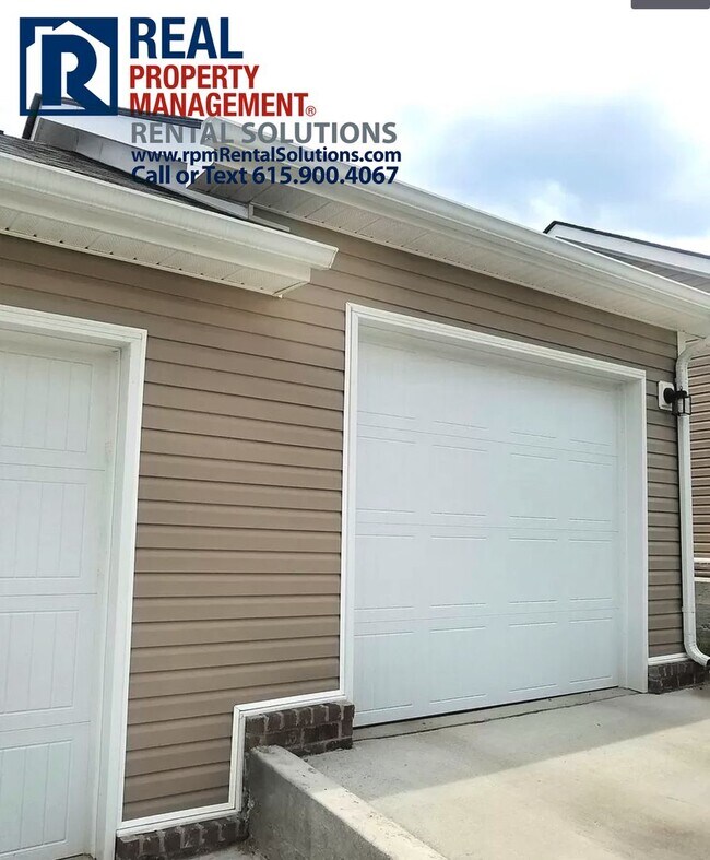 Building Photo - Wonderful townhome 15 min. to downtown Nashville- pool, tennis courts & fitness center!