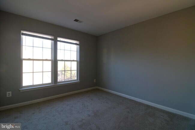 Building Photo - 2581 Sutters Mill Dr