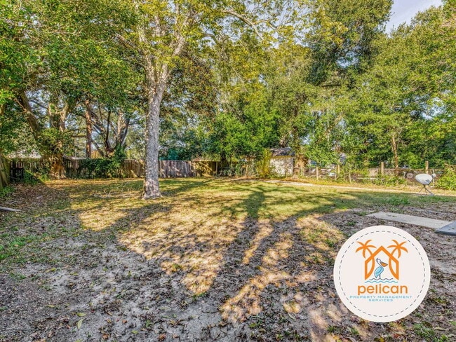 Building Photo - Cozy 2 Bedroom House with Large Yard in Pe...