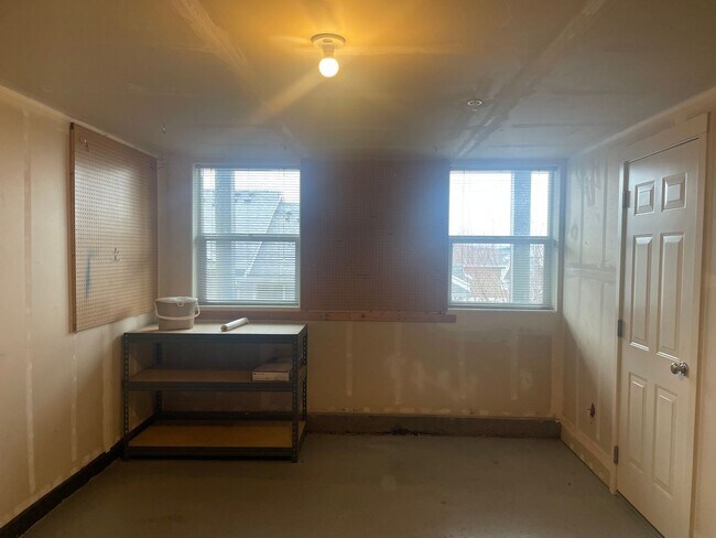 Building Photo - Beautiful Murray Hills Condo Townhome Now ...