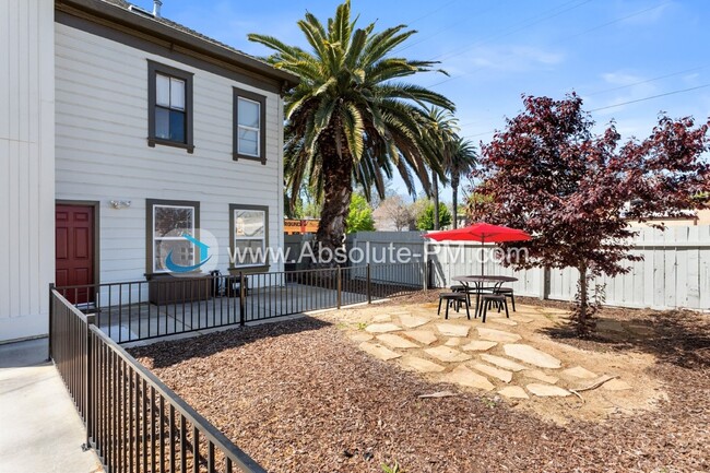Building Photo - Amazing 2 Bed 2 Bath Newly Upgraded Unit i...