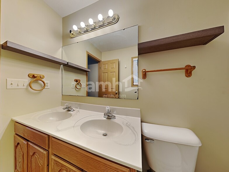 Building Photo - 3370 Redbud Dr