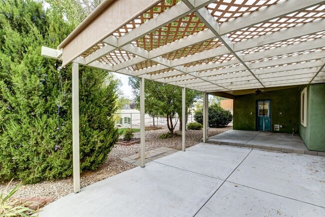 Building Photo - 3 bedroom 2 bathroom ranch style home in C...