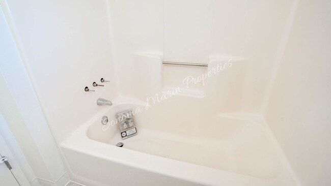 Building Photo - Lovely 3 Bedroom Townhouse ~ Water Included