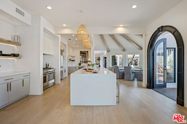 Building Photo - 5868 Zumirez Dr