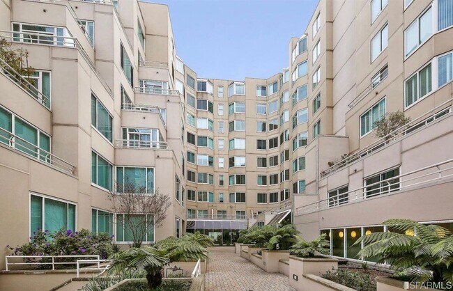 Building Photo - 240 Lombard St