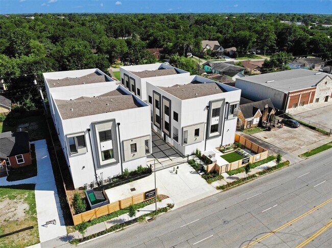 Building Photo - 4722 Old Spanish Trail
