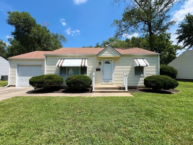 Primary Photo - SEE IT NOW: Cozy 2-Bed, 1-Bath Ranch in Qu...