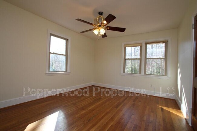 Building Photo - 327 N Park Dr