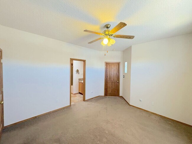 Building Photo - Immaculate 3 bedroom in Rio Rancho! Stunni...