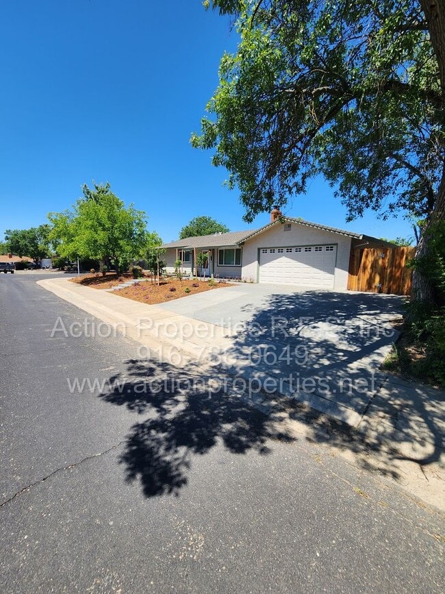 Building Photo - Action Properties R.E.S.- Central Roseville, R.V. Access, 3 Bedroom, Large Patio & Rear Yard, Nea...
