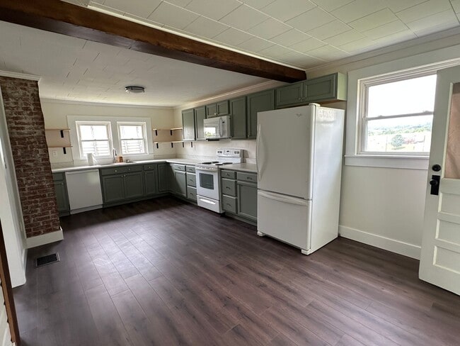 Building Photo - IMMACULATE, completely remodeled, one leve...