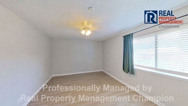 Building Photo - 4 BD/2 BA Home on Large Corner Lot with Fenced Back Yard