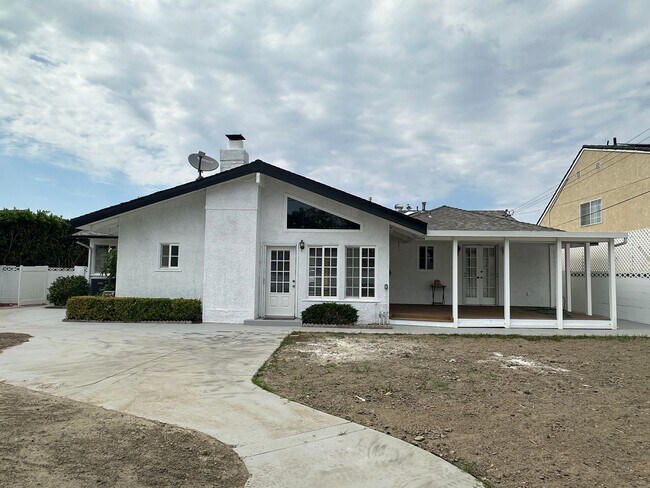 Building Photo - Newly Remodeled | 4 Bedrooms (2 Masters) |...