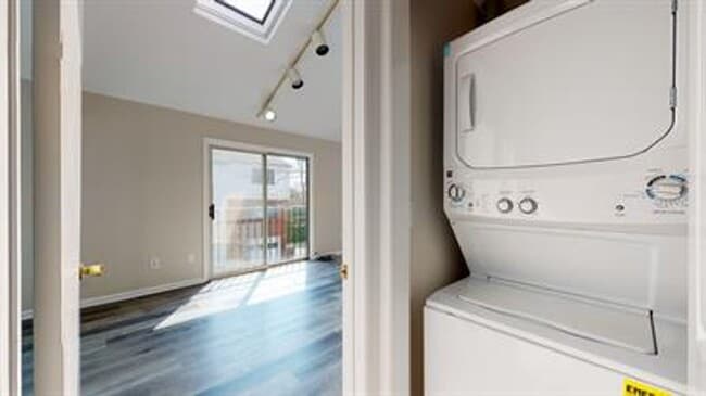 Building Photo - 2 Bedroom 2.5 Bath Townhouse