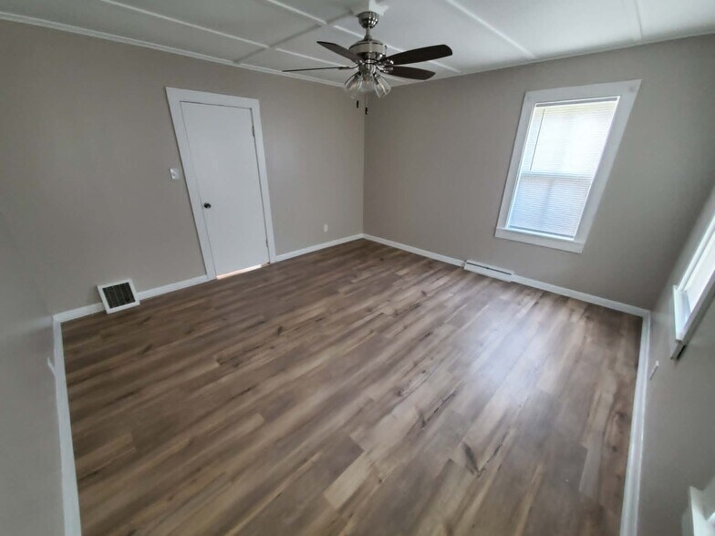 Building Photo - 208 W Candise St
