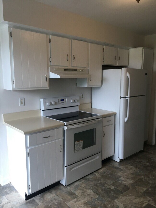 Building Photo - 300 Chapel Ct