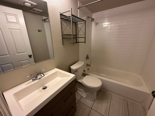 Building Photo - 3 BEDROOM, 2 BATHROOM SINGLE FAMILY HOME LOCATED CLOSE TO PETERSON AFB, SCHRIEVER AFB & FORT CARS...