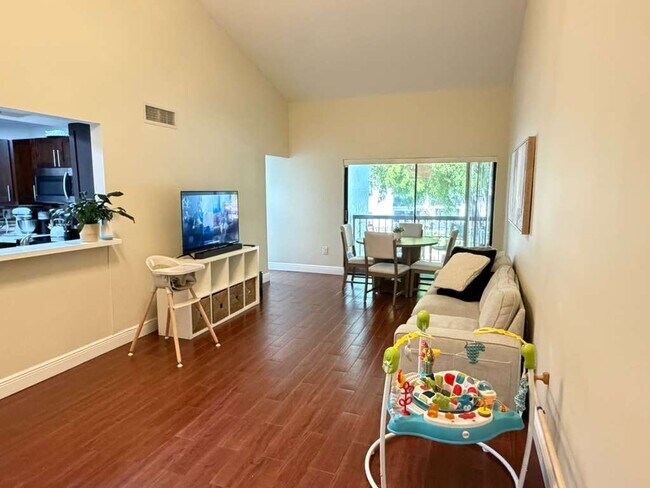 Building Photo - 9417 Fontainebleau Blvd