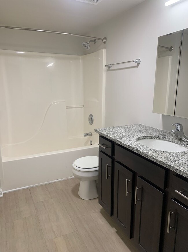 Building Photo - Updated Crescent hills Condo 2 bed/2 bath