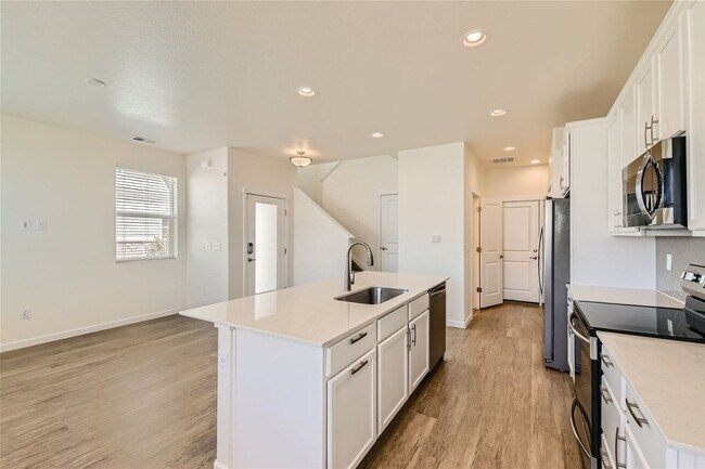 Building Photo - Modern 3BR Townhome | 2-Car Garage | Pool, Gym & Light Rail Access