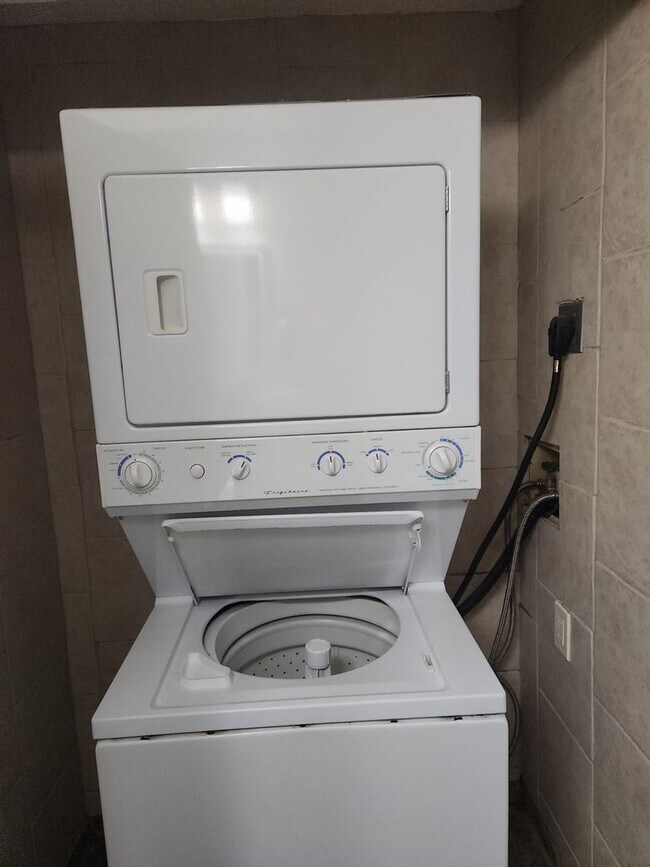 Building Photo - 1603 Broadway St