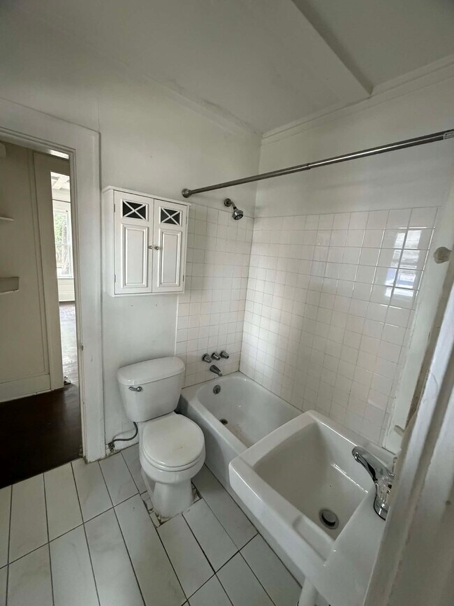 Building Photo - 1302 W Bell St