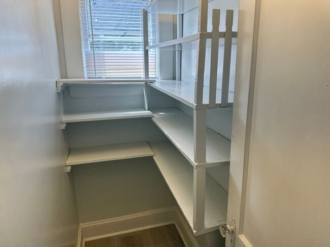 Building Photo - Beautiful Two Bedroom Home in Wesley Heigh...